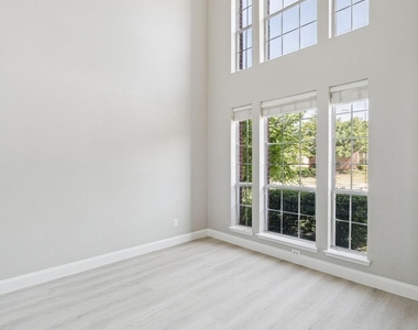 1514 Summerside Drive - Photo Thumbnail 12