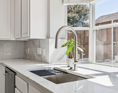1514 Summerside Drive - Photo Thumbnail 7