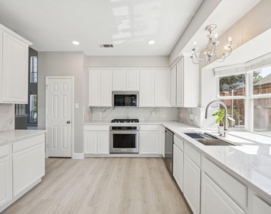 1514 Summerside Drive - Photo Thumbnail 8