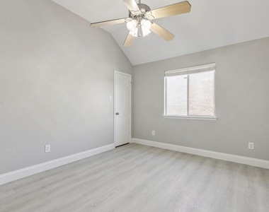 1514 Summerside Drive - Photo Thumbnail 23