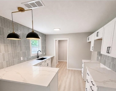 1221 Greenway Drive - Photo Thumbnail 9