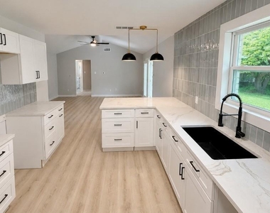 1221 Greenway Drive - Photo Thumbnail 6