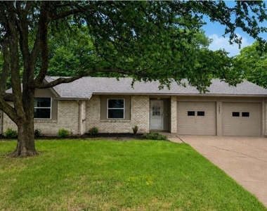 1221 Greenway Drive - Photo Thumbnail 2