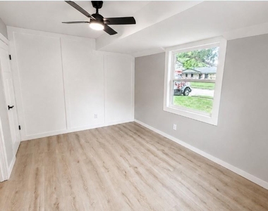 1221 Greenway Drive - Photo Thumbnail 10