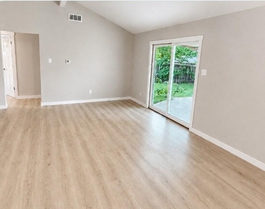 1221 Greenway Drive - Photo Thumbnail 4