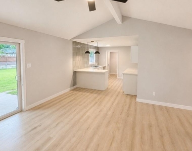 1221 Greenway Drive - Photo Thumbnail 5
