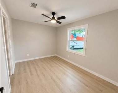 1221 Greenway Drive - Photo Thumbnail 12