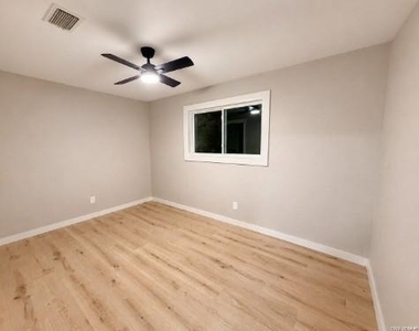 1221 Greenway Drive - Photo Thumbnail 13
