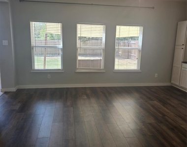 1627 Blackburn Way - Photo Thumbnail 3