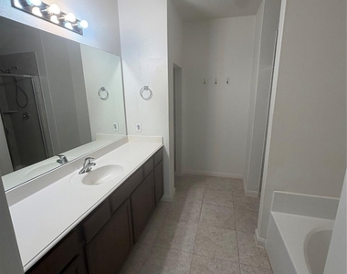 1627 Blackburn Way - Photo Thumbnail 10