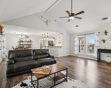 10072 Manor Way - Photo Thumbnail 2