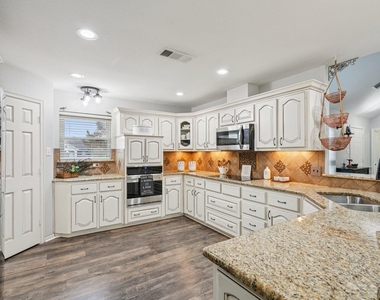 10072 Manor Way - Photo Thumbnail 8