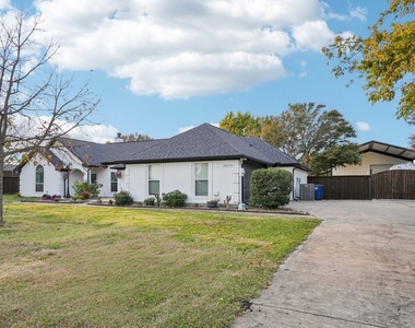 10072 Manor Way - Photo Thumbnail 1