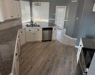2700 Crystal Falls Drive - Photo Thumbnail 7
