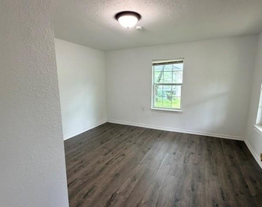 927 W Baker Street - Photo Thumbnail 12