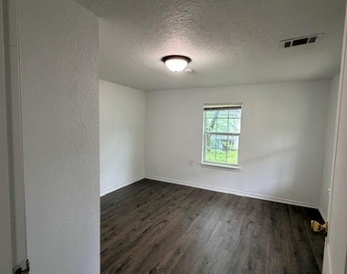 927 W Baker Street - Photo Thumbnail 6