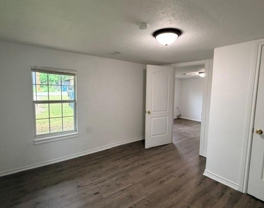 927 W Baker Street - Photo Thumbnail 5