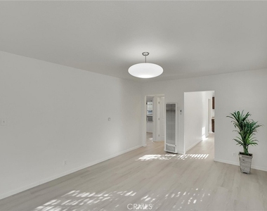 1120 N Vista Street - Photo Thumbnail 4