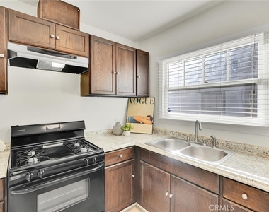 1120 N Vista Street - Photo Thumbnail 6