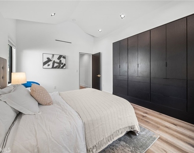 5109 Longridge Avenue - Photo Thumbnail 20