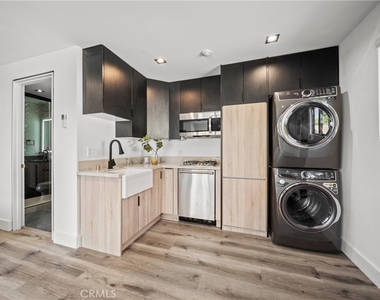 5109 Longridge Avenue - Photo Thumbnail 54