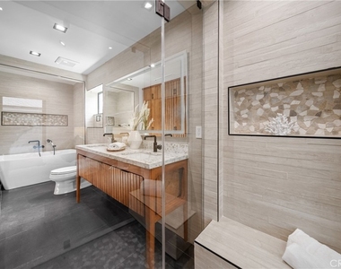 5109 Longridge Avenue - Photo Thumbnail 8