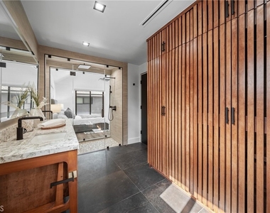5109 Longridge Avenue - Photo Thumbnail 11