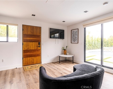 5109 Longridge Avenue - Photo Thumbnail 53