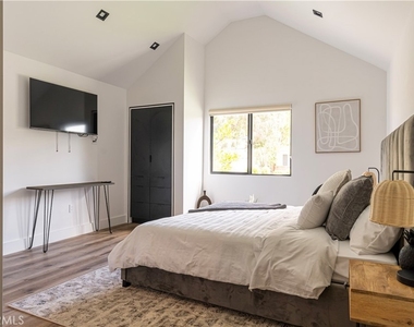5109 Longridge Avenue - Photo Thumbnail 25