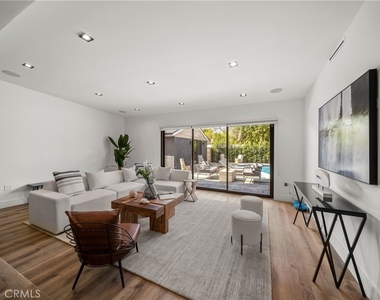 5109 Longridge Avenue - Photo Thumbnail 2