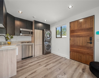 5109 Longridge Avenue - Photo Thumbnail 55