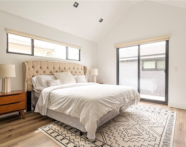 5109 Longridge Avenue - Photo Thumbnail 31
