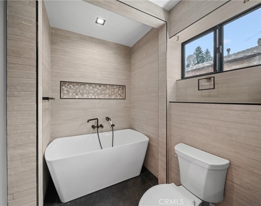 5109 Longridge Avenue - Photo Thumbnail 10