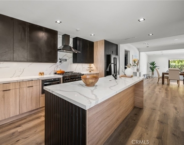 5109 Longridge Avenue - Photo Thumbnail 6