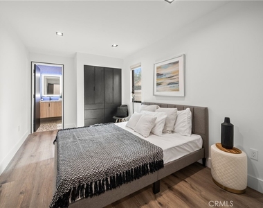 5109 Longridge Avenue - Photo Thumbnail 13