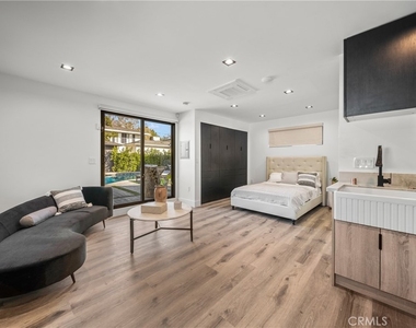 5109 Longridge Avenue - Photo Thumbnail 51