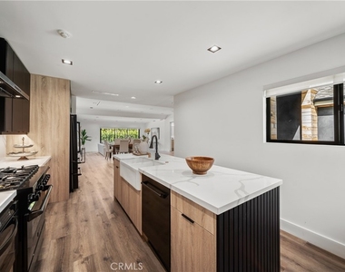 5109 Longridge Avenue - Photo Thumbnail 5