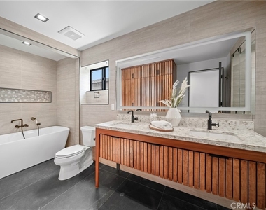 5109 Longridge Avenue - Photo Thumbnail 9