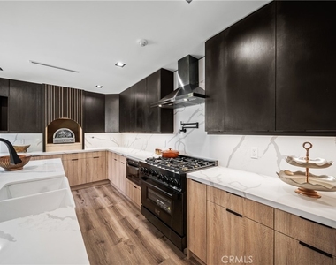 5109 Longridge Avenue - Photo Thumbnail 4
