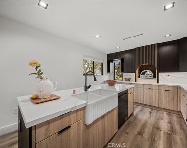 5109 Longridge Avenue - Photo Thumbnail 7