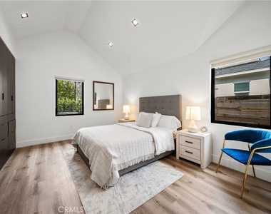 5109 Longridge Avenue - Photo Thumbnail 19