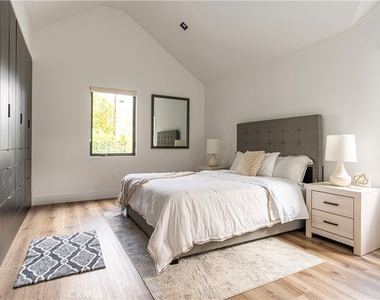 5109 Longridge Avenue - Photo Thumbnail 28