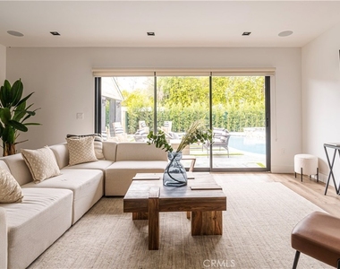 5109 Longridge Avenue - Photo Thumbnail 36