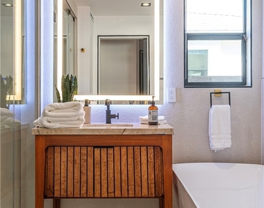 5109 Longridge Avenue - Photo Thumbnail 44