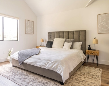 5109 Longridge Avenue - Photo Thumbnail 27