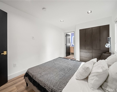 5109 Longridge Avenue - Photo Thumbnail 14