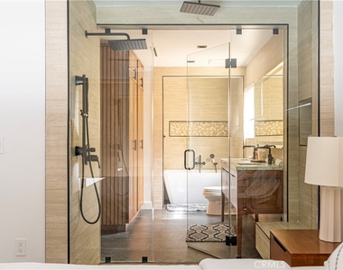 5109 Longridge Avenue - Photo Thumbnail 33