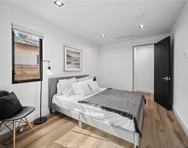 5109 Longridge Avenue - Photo Thumbnail 15
