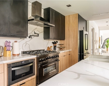 5109 Longridge Avenue - Photo Thumbnail 39