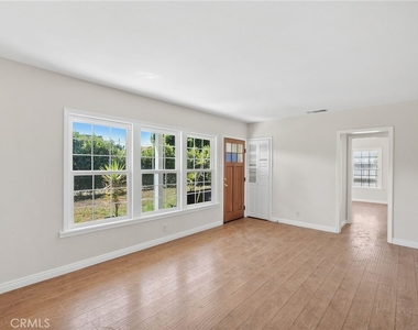 15115 Leadwell Street - Photo Thumbnail 4